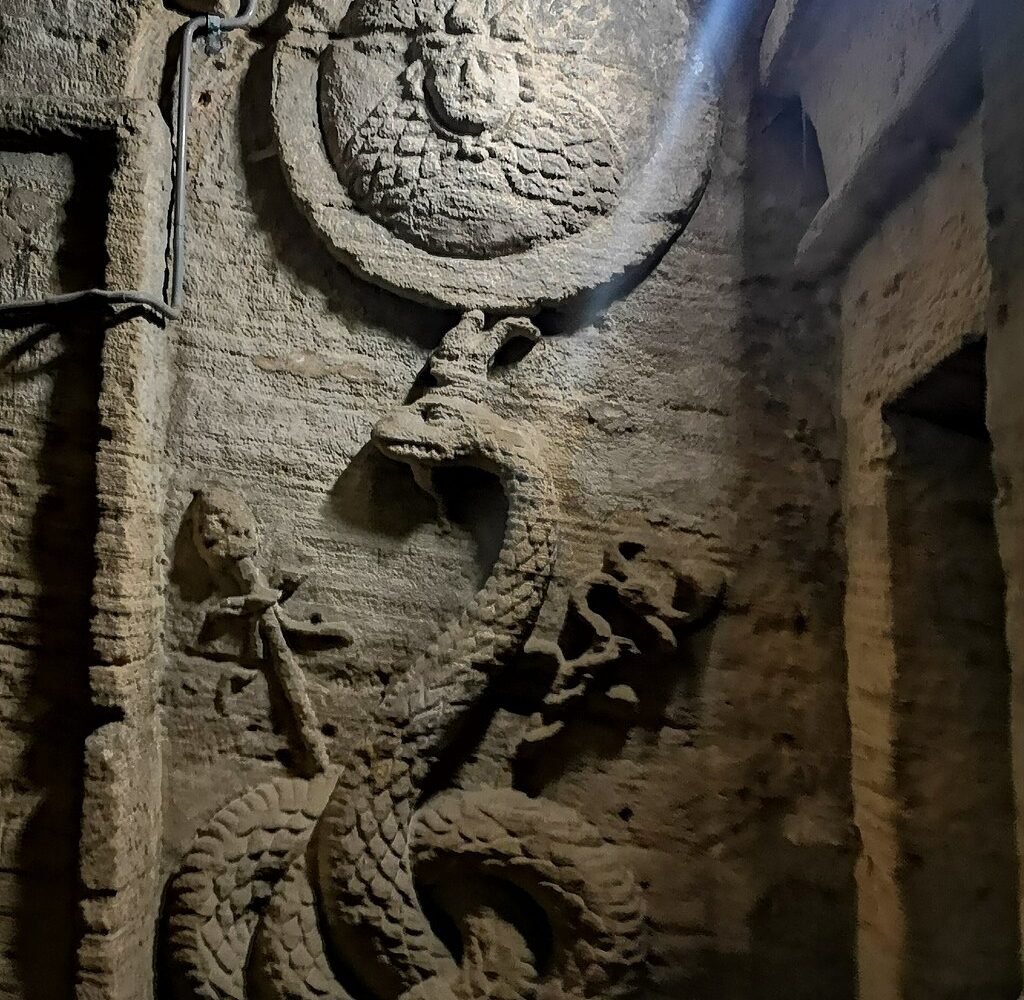 Excursión a Alejandría de un Día desde El Cairo, interior de las Catacumbas de Kom el Shoqafa en Alejandría, Egipto