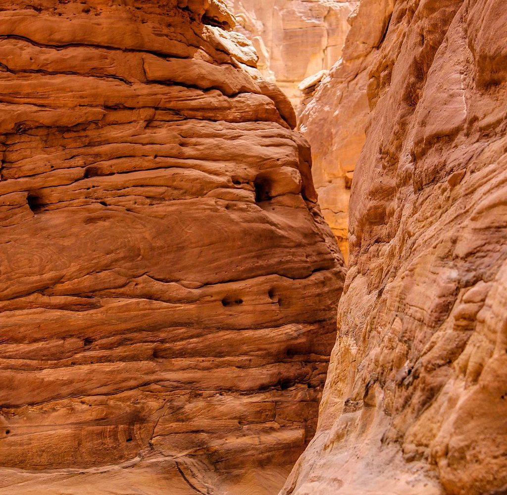 Excursión al Cañón del Colorado desde Sharm El Sheij – sendero entre rocas coloridas en el desierto del Sinaí