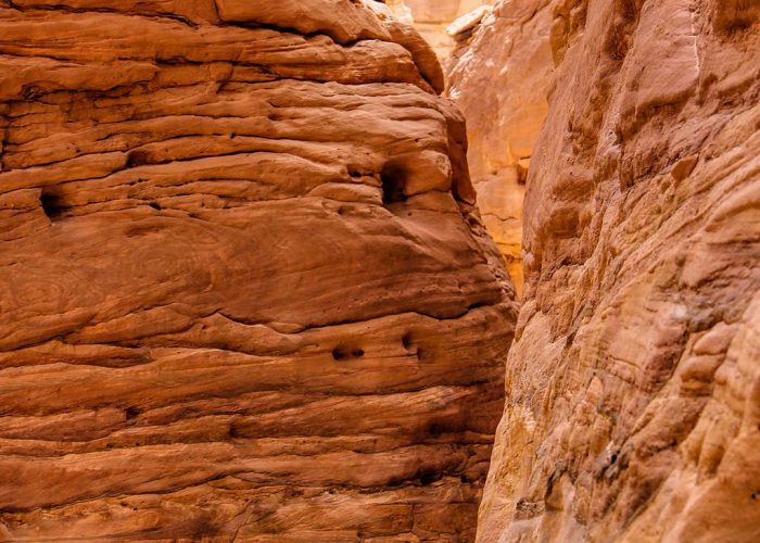 Excursión al Cañón del Colorado desde Sharm El Sheij – sendero entre rocas coloridas en el desierto del Sinaí