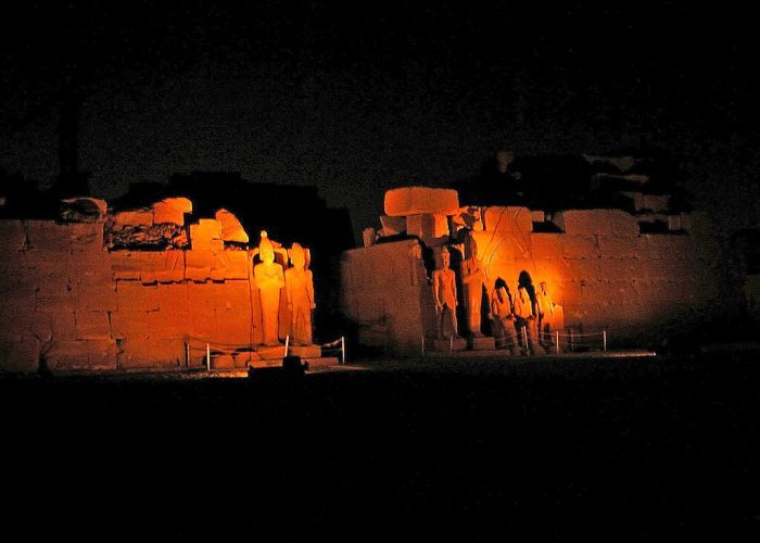 Show Nocturno en el Templo de Karnak de Luz y Sonido iluminando la fachada principal