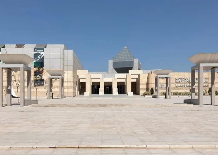 Excursión a las Pirámides de Guiza, Museo Nacional de la Civilización Egipcia y Bazar Khan El Khalili – Fachada del Museo Nacional de la Civilización Egipcia