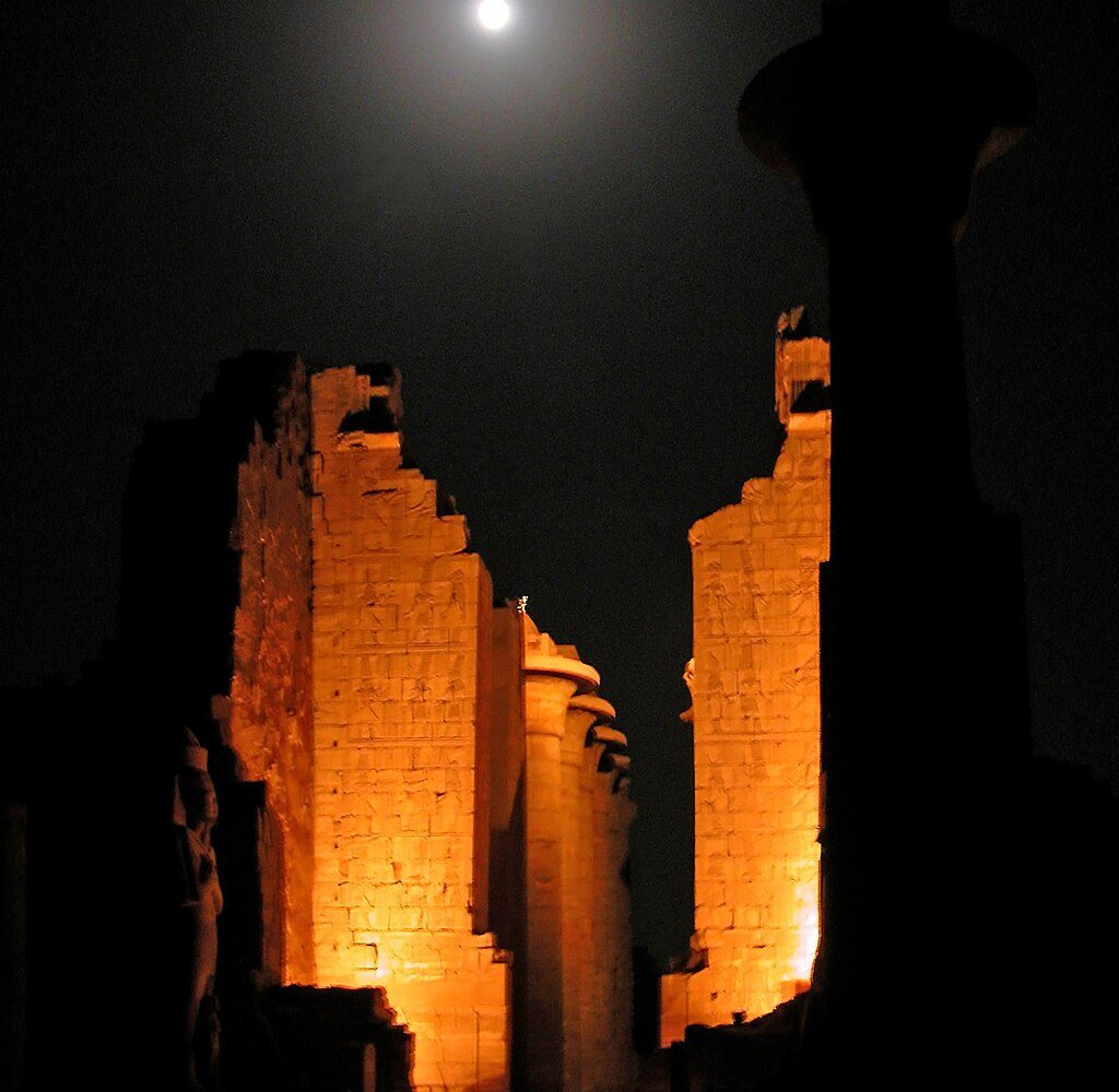 Show Nocturno en el Templo de Karnak de Luz y Sonido en Luxor iluminando jeroglíficos del templo