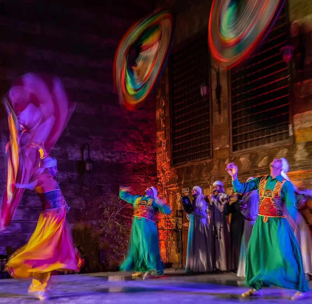 Cena Nocturna por el Nilo de Lujo en El Cairo – espectáculo de danza Tanoura tradicional a bordo del crucero nocturno, parte de la experiencia de cena con show en el Nilo
