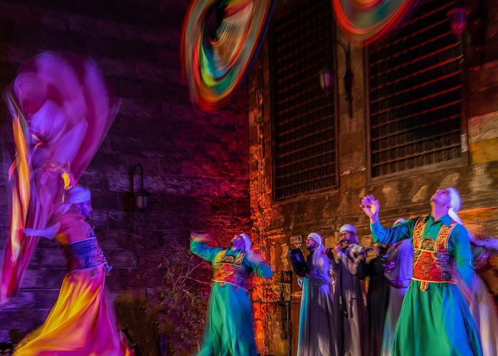 Show de Danza Tannoura en Wekalet El Ghuri | Cultura y Tradición Egipcia – Primer plano de un bailarín durante la danza tradicional de Tannoura en El Cairo