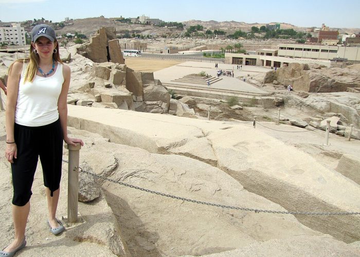 Excursión a Asuán desde Luxor en Un Día: Obelisco Inacabado en la cantera de Asuán, reflejando la ingeniería faraónica y la majestuosidad del Antiguo Egipto, parte esencial de la excursión.