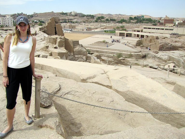 Excursión a Asuán desde Luxor en Un Día: Obelisco Inacabado en la cantera de Asuán, reflejando la ingeniería faraónica y la majestuosidad del Antiguo Egipto, parte esencial de la excursión.
