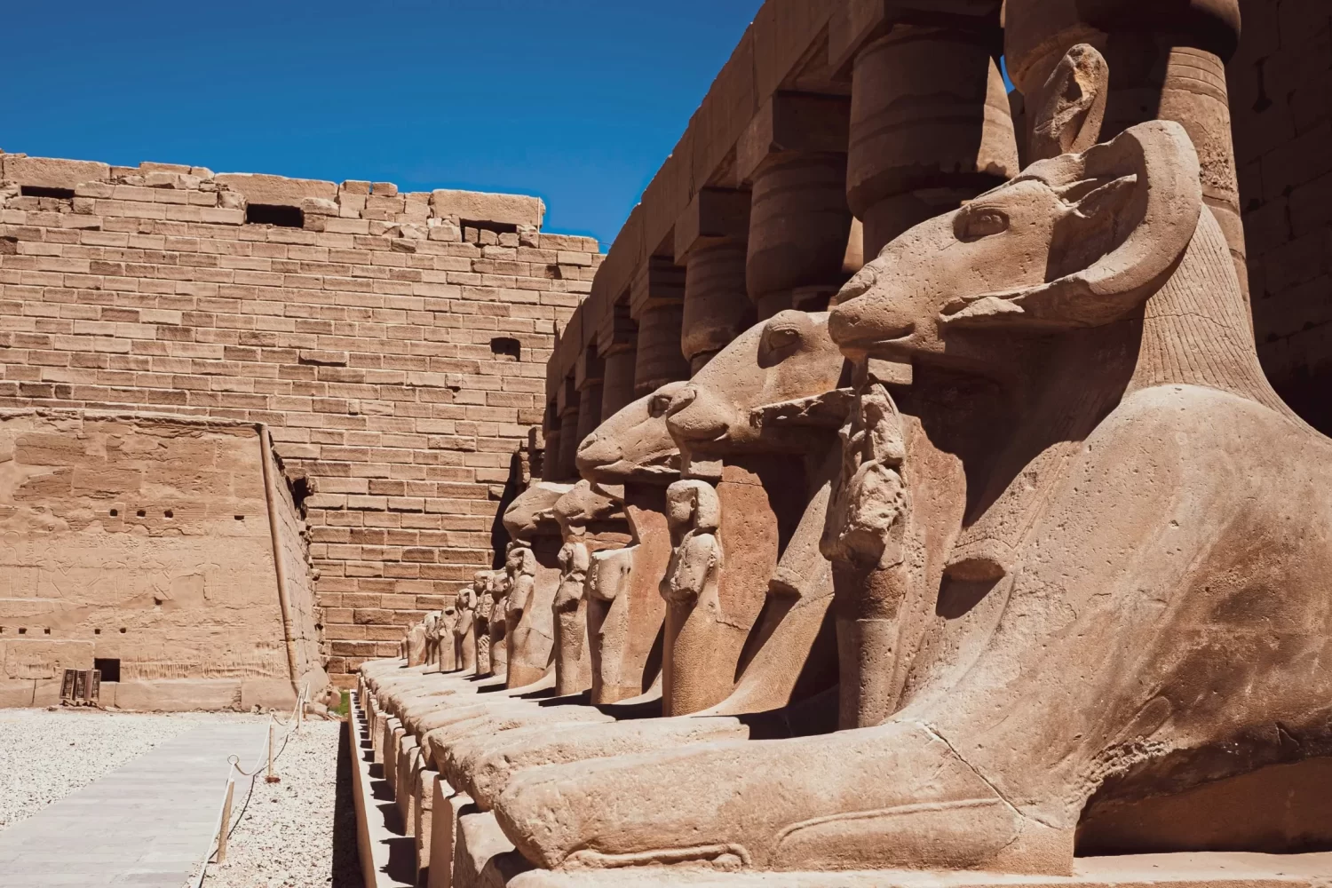 Viaje a Egipto por 8 Días: Templo de Karnak en Luxor, monumento faraónico imprescindible.