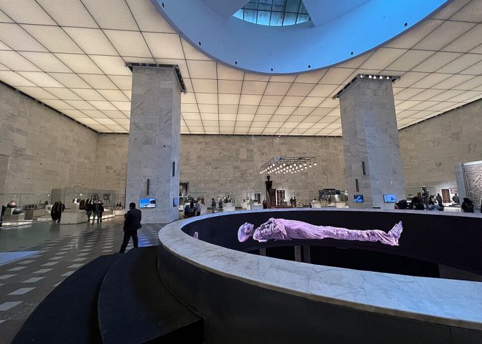 Mumias Reales de faraones y reinas expuestas en el Museo Nacional de la Civilización Egipcia (NMEC), visitadas durante la Excursión a El Cairo desde Luxor por 3 Días, mostrando su preservación y valor histórico.