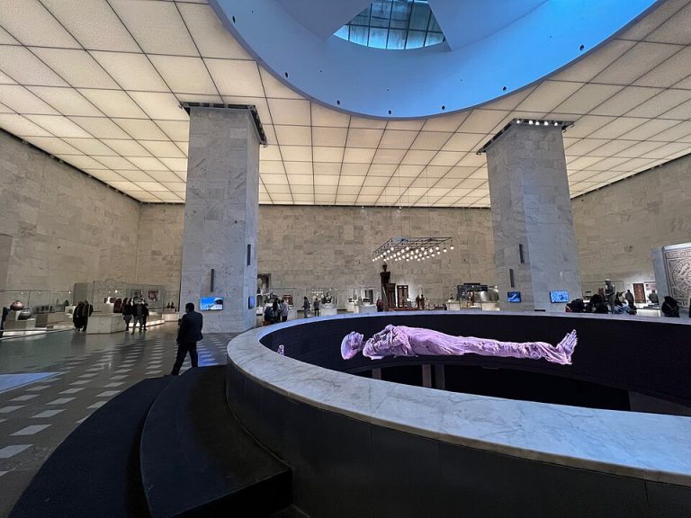 Mumias Reales de faraones y reinas expuestas en el Museo Nacional de la Civilización Egipcia (NMEC), visitadas durante la Excursión a El Cairo desde Luxor por 3 Días, mostrando su preservación y valor histórico.