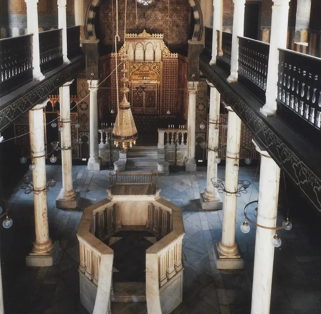 Excursión a El Cairo Copto en un Día – Interior de la Sinagoga de Ben Ezra, patrimonio histórico y religioso del Cairo