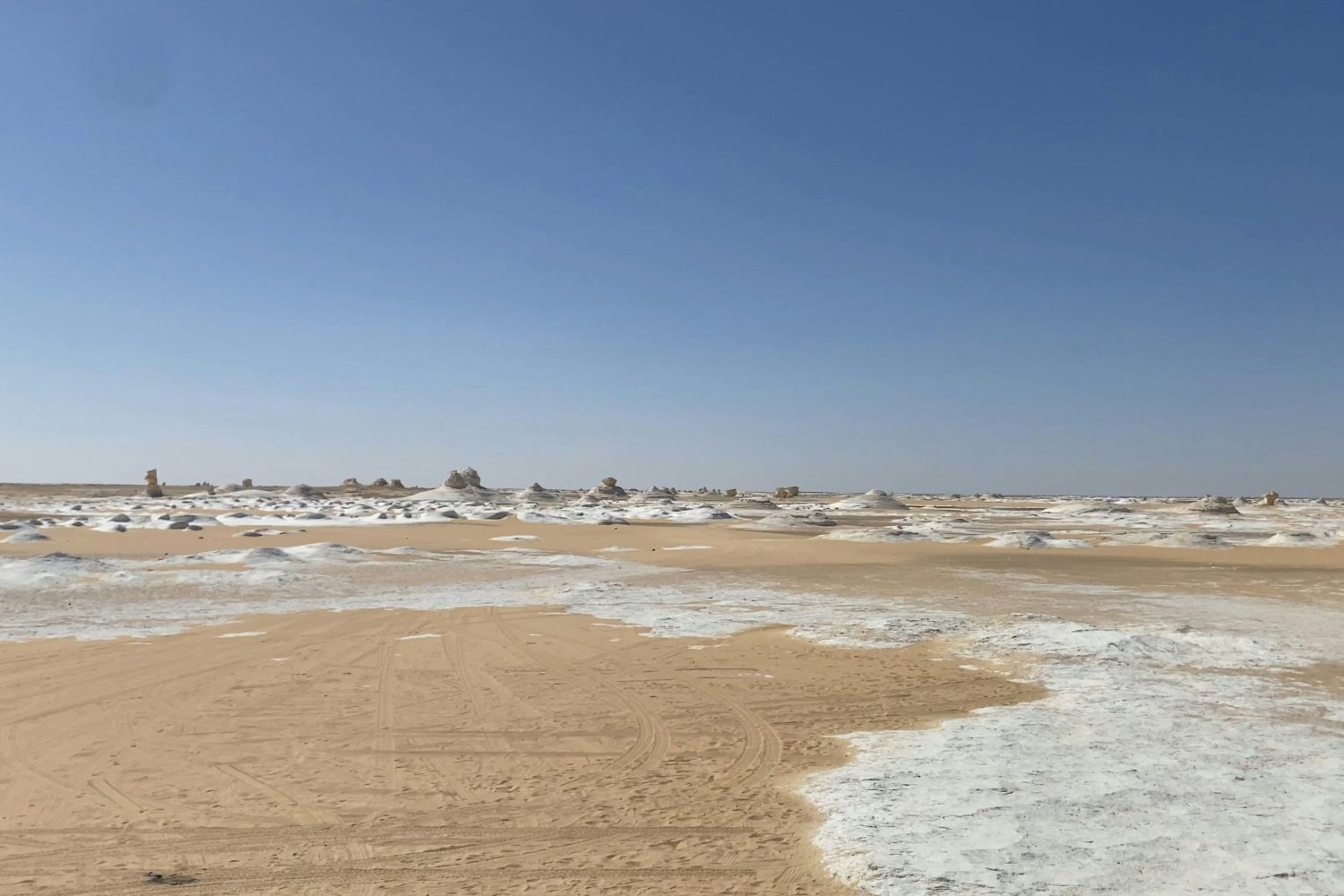 Safari por el Desierto Egipto: Paisajes impresionantes del Desierto Blanco con formaciones rocosas únicas, excursión 4x4 por oasis de Bahariya con guía en español.