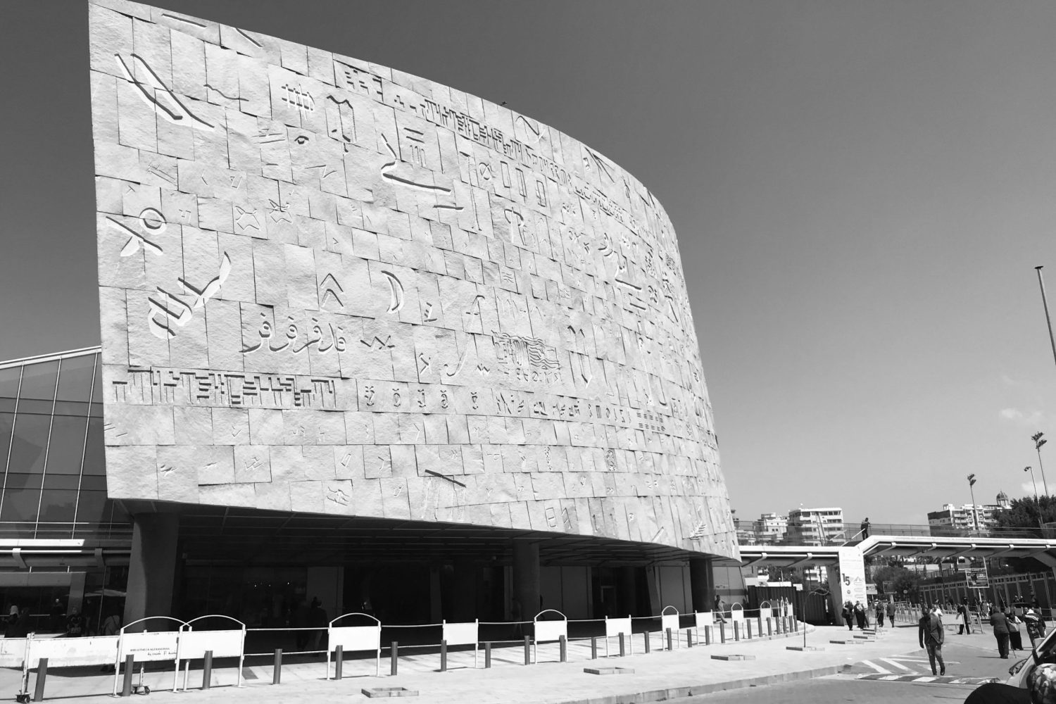 Excursión a Alejandría de un Día desde El Cairo, vista exterior de la moderna Biblioteca de Alejandría, Egipto