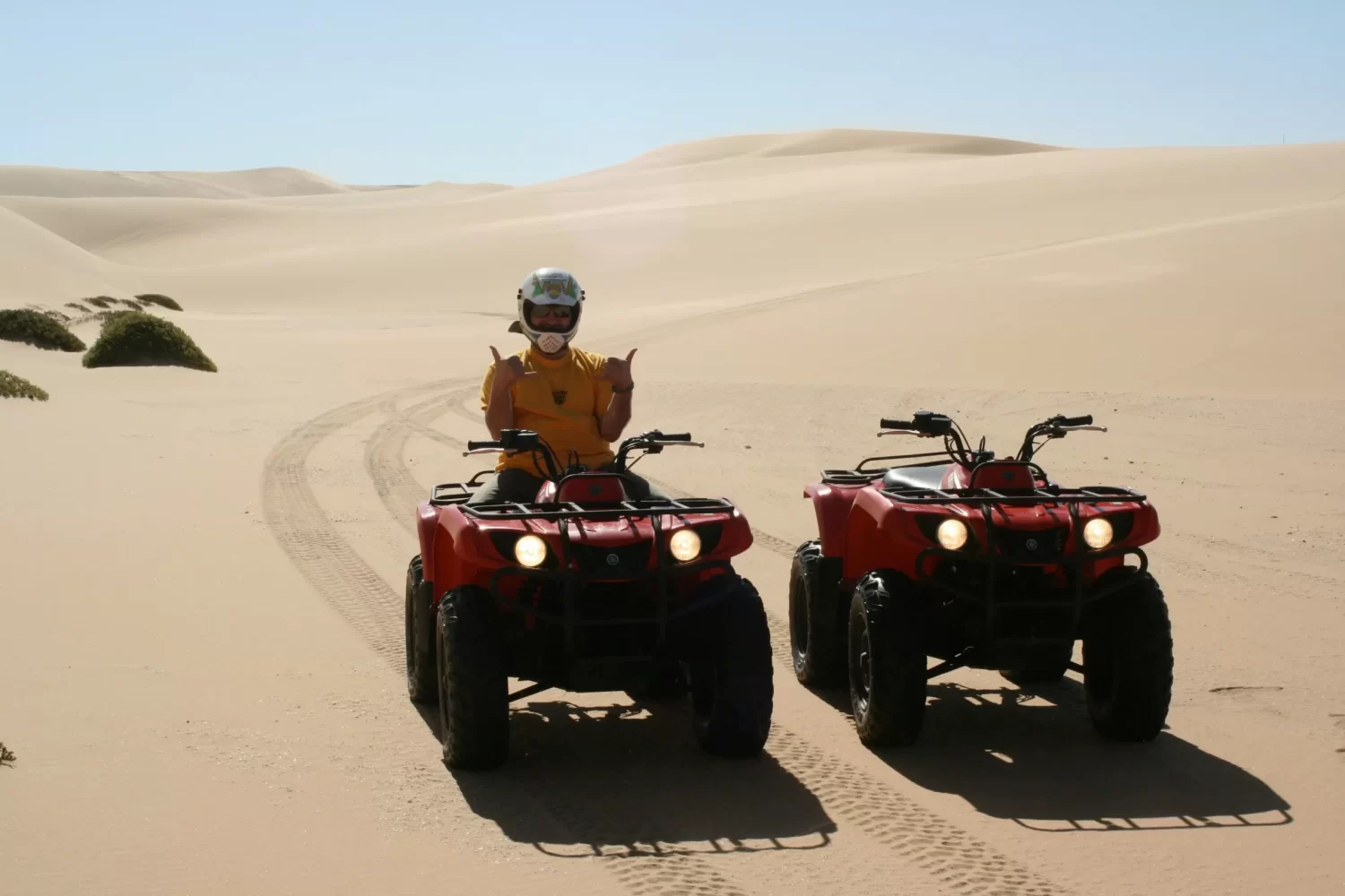 Quad en Las Pirámides de Guiza Aventura emocionante en el desierto egipcio junto a las majestuosas pirámides y la Esfinge