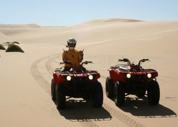 Quad en Las Pirámides de Guiza Aventura emocionante en el desierto egipcio junto a las majestuosas pirámides y la Esfinge