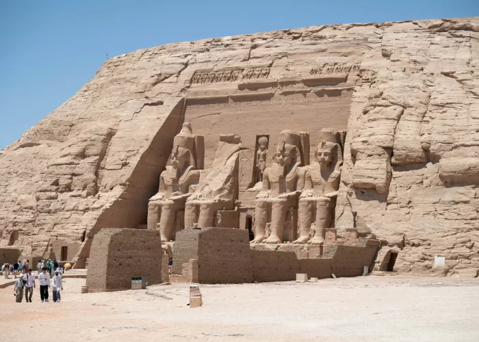 Tour a Abu Simbel desde Asuán: Estatua colosal de Ramsés II en el majestuoso Templo de Abu Simbel