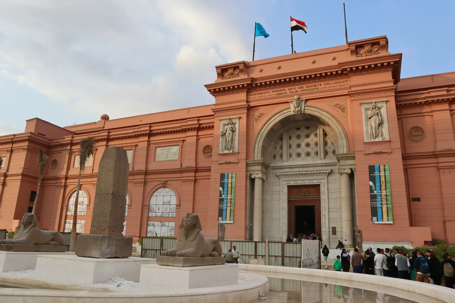 Fachada del Museo Egipcio en El Cairo con entrada principal y arquitectura histórica en el centro de la ciudad