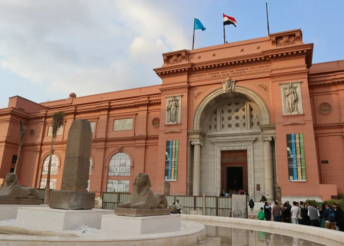 Fachada del Museo Egipcio en El Cairo con entrada principal y arquitectura histórica en el centro de la ciudad