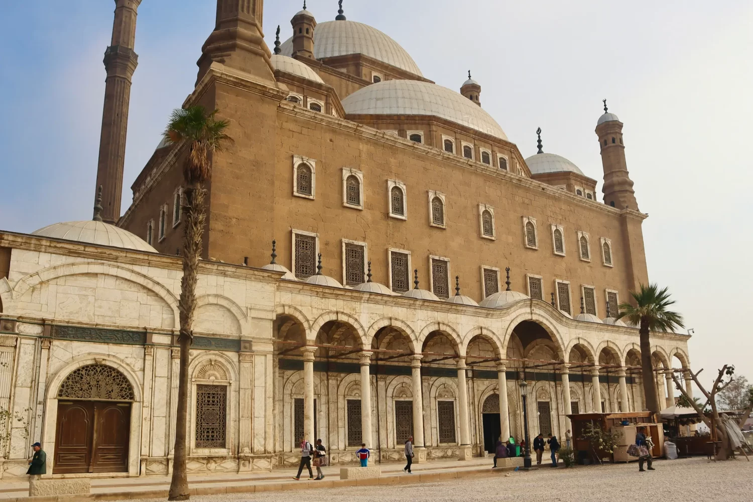 Tour al Cairo Islámico por Un Día para descubrir mezquitas históricas, la Ciudadela de Saladino y el Bazar Jan El Jalili – Mezquita de Muhammad Ali, vista frontal, El Cairo, Egipto