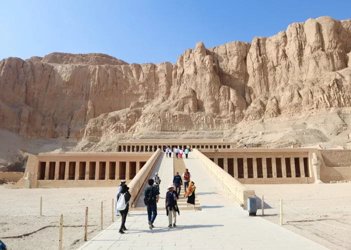 Excursión a Abu Simbel y Luxor desde Marsa Alam de 2 Días: Templo de Hachepsut en Luxor, mostrando su arquitectura escalonada y entorno desértico.