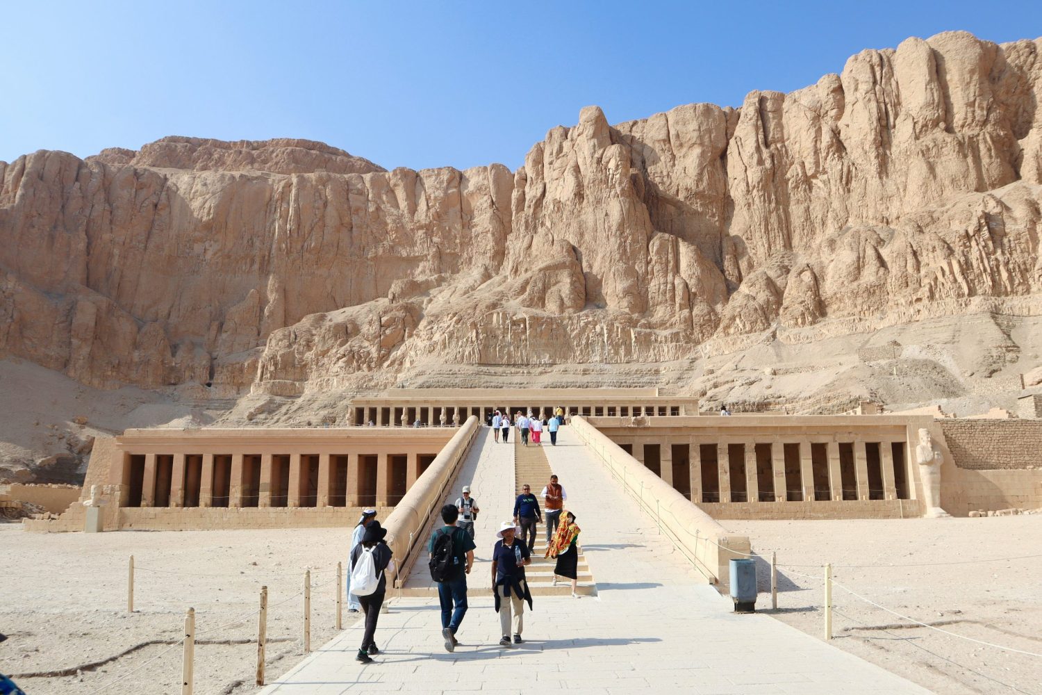 Tour a Luxor y Abu Simbel desde Bahía de Makadi en 2 Días – Templo de Hatshepsut en la orilla oeste de Luxor