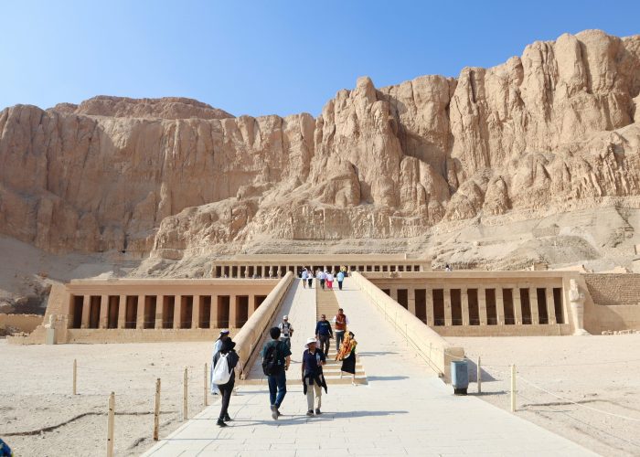 Tour a Luxor y Abu Simbel desde Bahía de Makadi en 2 Días – Templo de Hatshepsut en la orilla oeste de Luxor