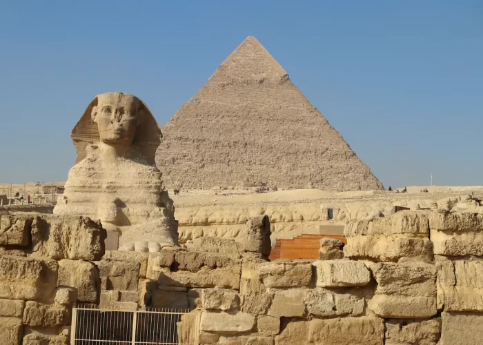 Tour a Guiza las Pirámides desde el Aeropuerto con visita a las Pirámides de Guiza, la Esfinge, Menfis y el Gran Museo Egipcio