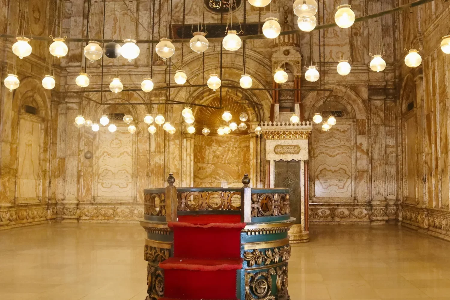 Tour al Cairo Islámico por Un Día para descubrir mezquitas históricas, la Ciudadela de Saladino y el Bazar Jan El Jalili – Interior de la Mezquita de Muhammad Ali, El Cairo, Egipto