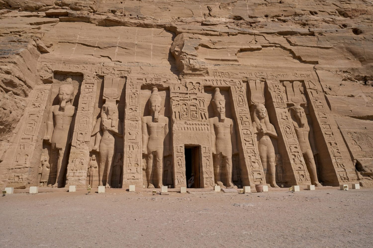 Tour a Asuán y Abu Simbel de 2 Días desde El Cairo, el majestuoso Templo de la Reina Nefertari en Abu Simbel, Egipto