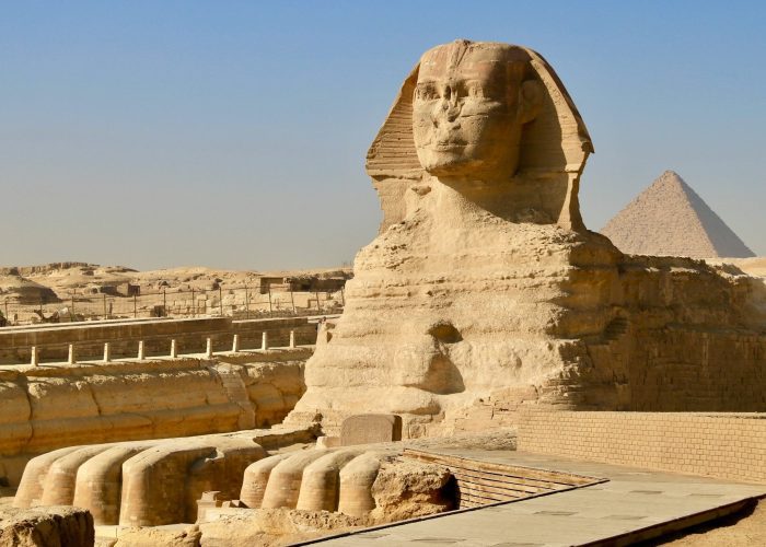 Excursión a El Cairo desde El Gouna en Avión frente a la Gran Esfinge de Guiza, monumento icónico del Antiguo Egipto junto a las Pirámides.