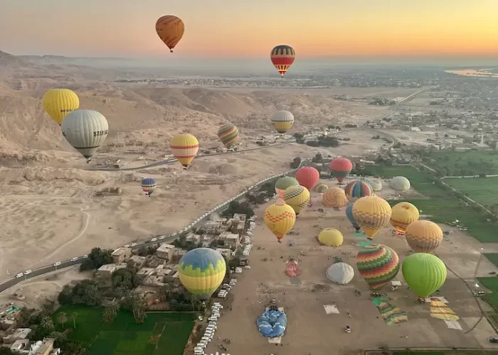 Globo Aerostático en Luxor: Vuelo en globo al amanecer sobre el Nilo y los templos de Luxor, ofreciendo vistas panorámicas únicas del Antiguo Egipto.