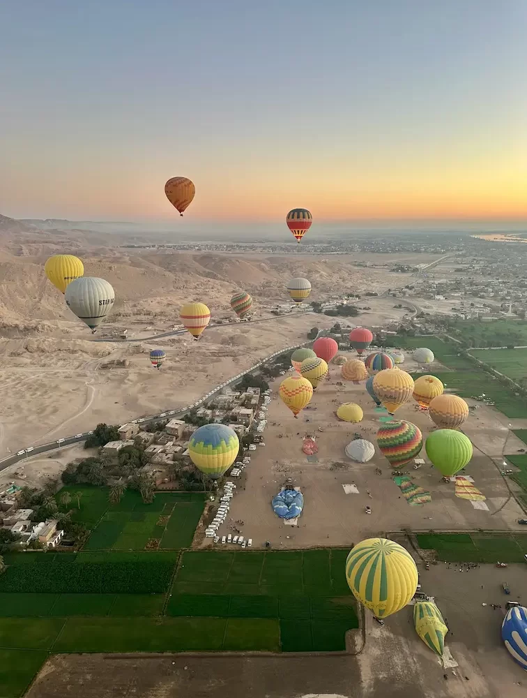 Globo Aerostático en Luxor: Vuelo en globo al amanecer sobre el Nilo y los templos de Luxor, ofreciendo vistas panorámicas únicas del Antiguo Egipto.