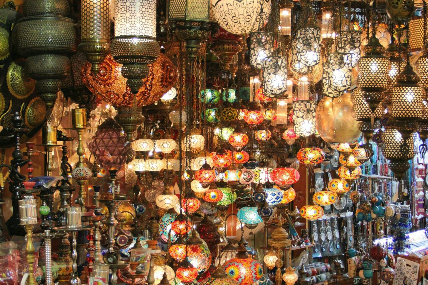 Excursión a El Cairo desde El Gouna en Avión mostrando el bazar Khan el-Khalili, famoso mercado histórico del Antiguo Egipto.