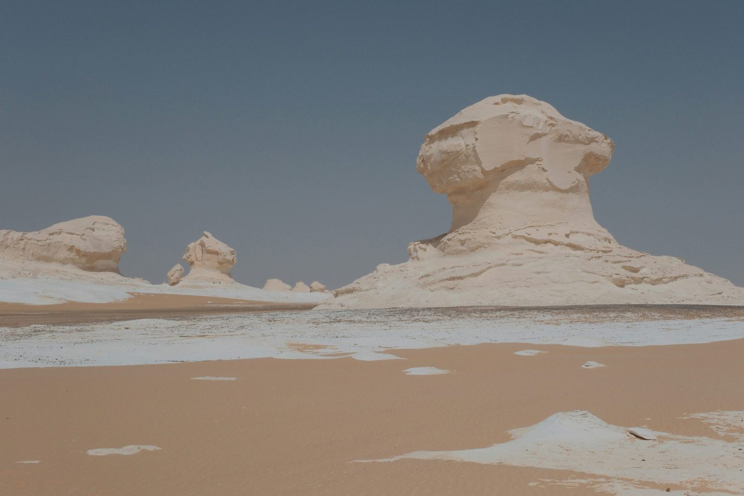 Safari por el Desierto Egipto: Paisajes únicos del Desierto Blanco con formaciones de arena y roca en Oasis de Bahariya, aventura 4x4 y guía en español.