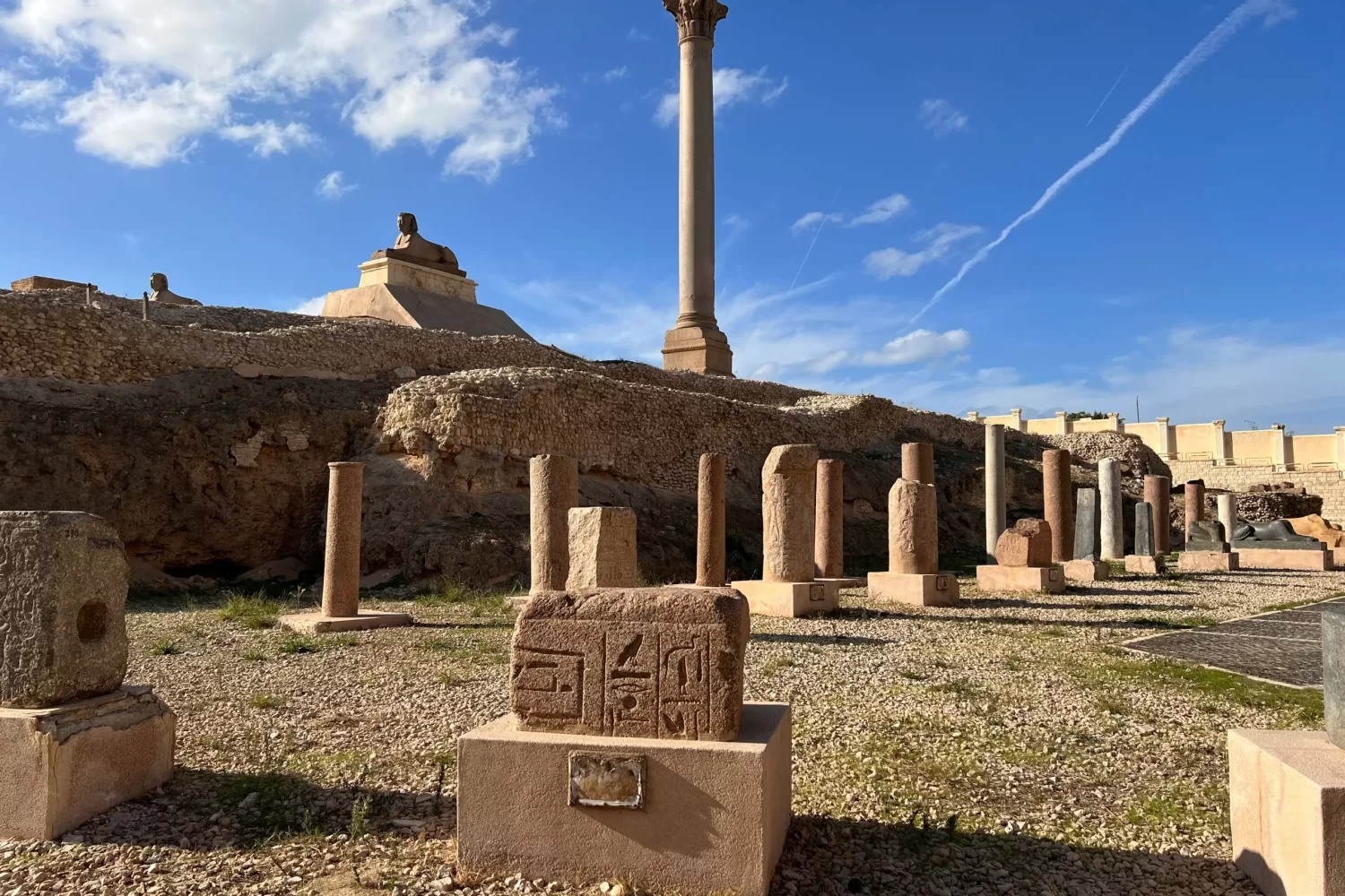 Viaje a Egipto 9 Días de Lujo: Columna de Pompeyo en Alejandría, destacado monumento histórico