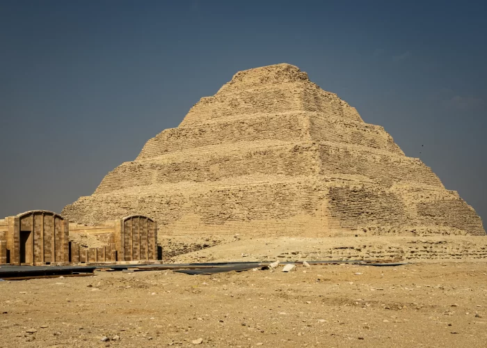Tour a las Pirámides de Guiza , Esfinge, Saqqara y Menfis desde El Gouna frente a la histórica Pirámide de Saqqara.