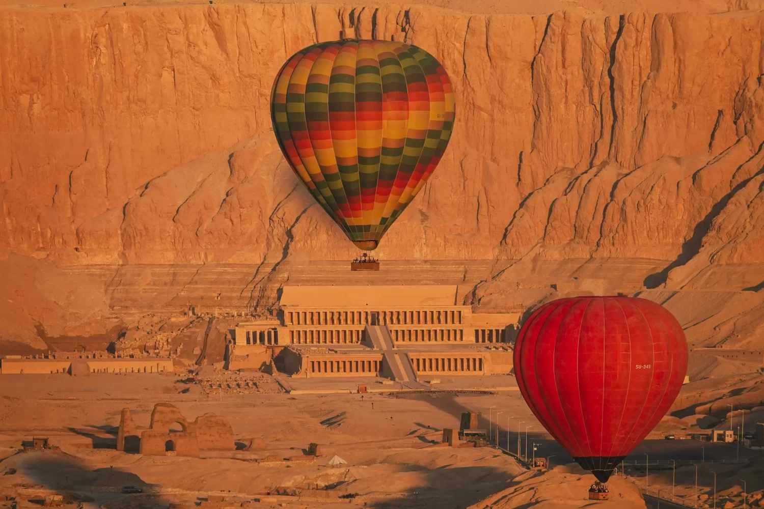 Viaje a Egipto 9 Días de Lujo: Paseo en globo aerostático sobre el Templo de Hatshepsut en Luxor