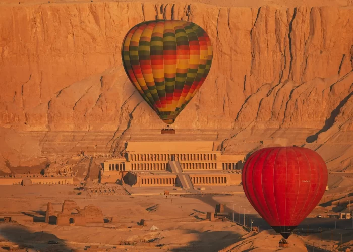 Viaje a Egipto 9 Días de Lujo: Paseo en globo aerostático sobre el Templo de Hatshepsut en Luxor