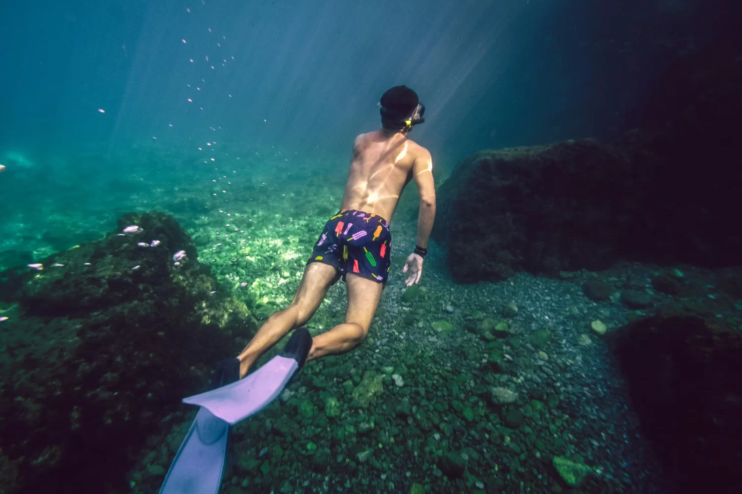 Viaje a Egipto por 13 Días de Gran Lujo: Persona practicando snorkel en el Mar Rojo en Hurghada