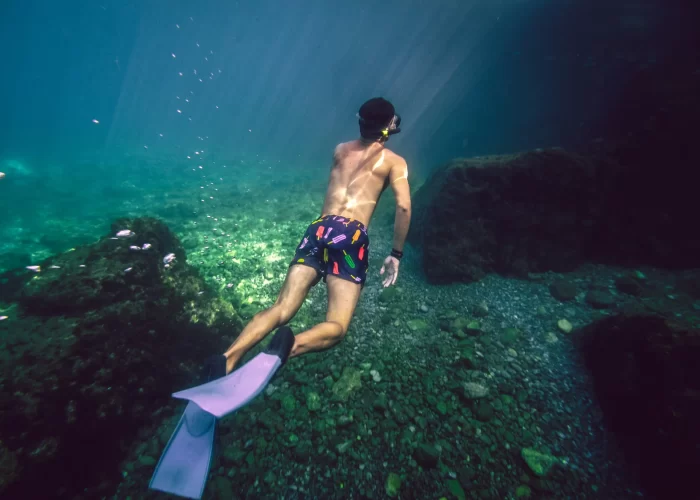 Viaje a Egipto por 13 Días de Gran Lujo: Persona practicando snorkel en el Mar Rojo en Hurghada