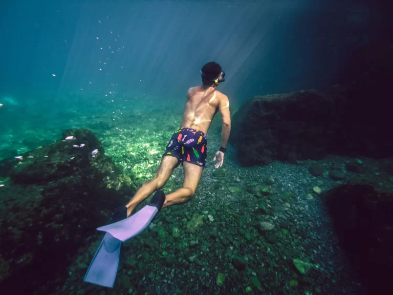 Viaje a Egipto por 13 Días de Gran Lujo: Persona practicando snorkel en el Mar Rojo en Hurghada