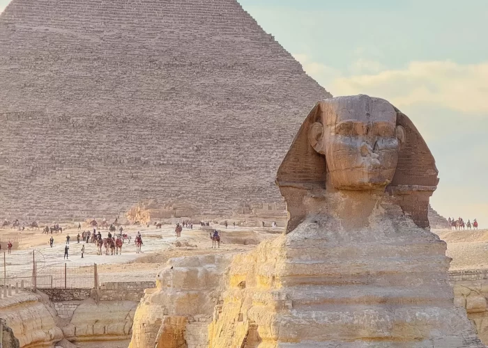 Viaje a El Cairo con Crucero por el Nilo desde Hurgada visitando las Pirámides de Guiza, una de las maravillas más emblemáticas de Egipto