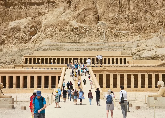 Excursión a Luxor desde Gouna en 1 Día frente al elegante Templo de Hatshepsut.