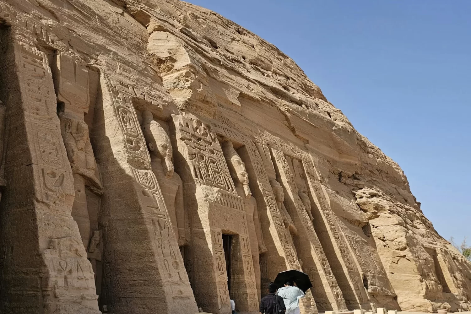 Excursión a Luxor y Abu Simbel – Templo de la Reina Nefertari en el Valle de las Reinas