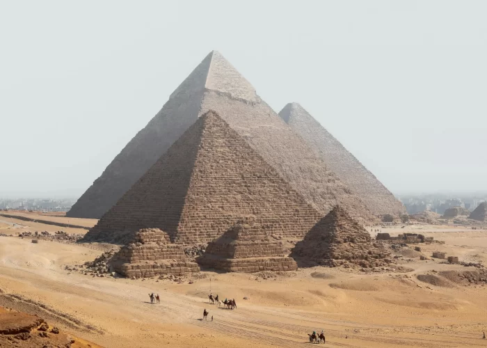 Tour de 2 Días a Luxor y Cairo desde Marsa Alam: Las Pirámides de Guiza, mostrando la grandeza de la civilización faraónica y su arquitectura milenaria.