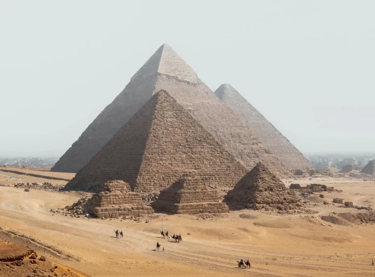 Excursión desde Luxor a Cairo en Avión Por un día: Pirámides de Guiza – Keops, Kefrén y Micerinos, mostrando su majestuosidad y la grandeza del Antiguo Egipto durante la visita a El Cairo y Guiza.