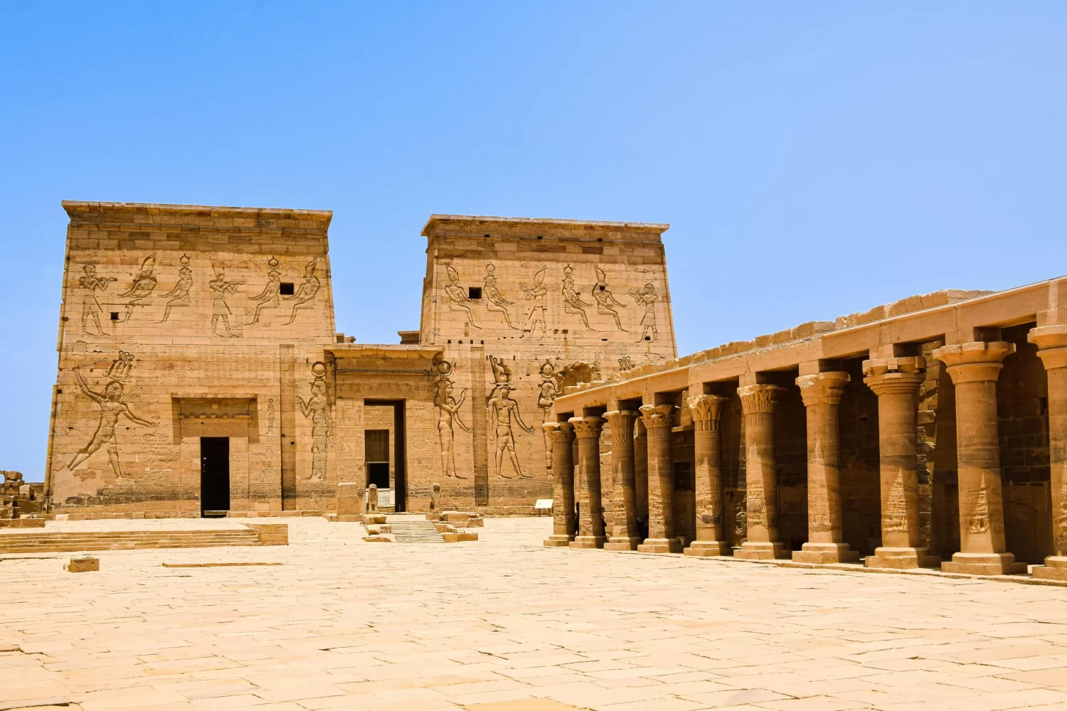 Viaje a Egipto por 13 Días de Gran Lujo: Templo de Edfu dedicado al dios Horus