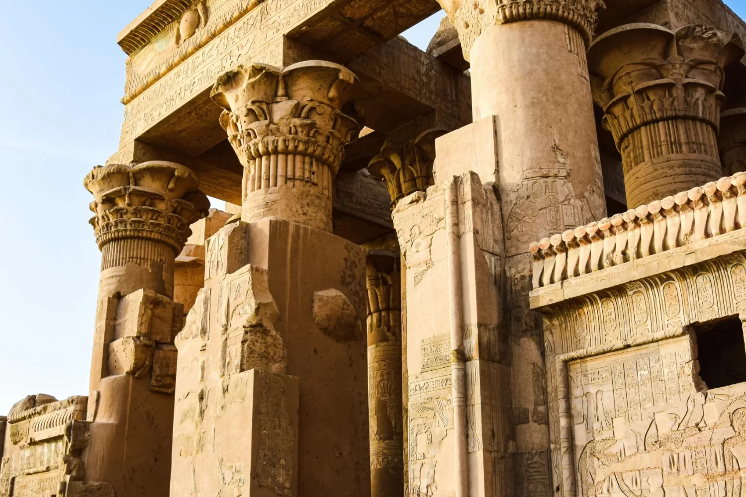 Viaje a Egipto 8 Días de Gran Lujo: Visitando el Templo de Kom Ombo a orillas del Nilo en Asuán
