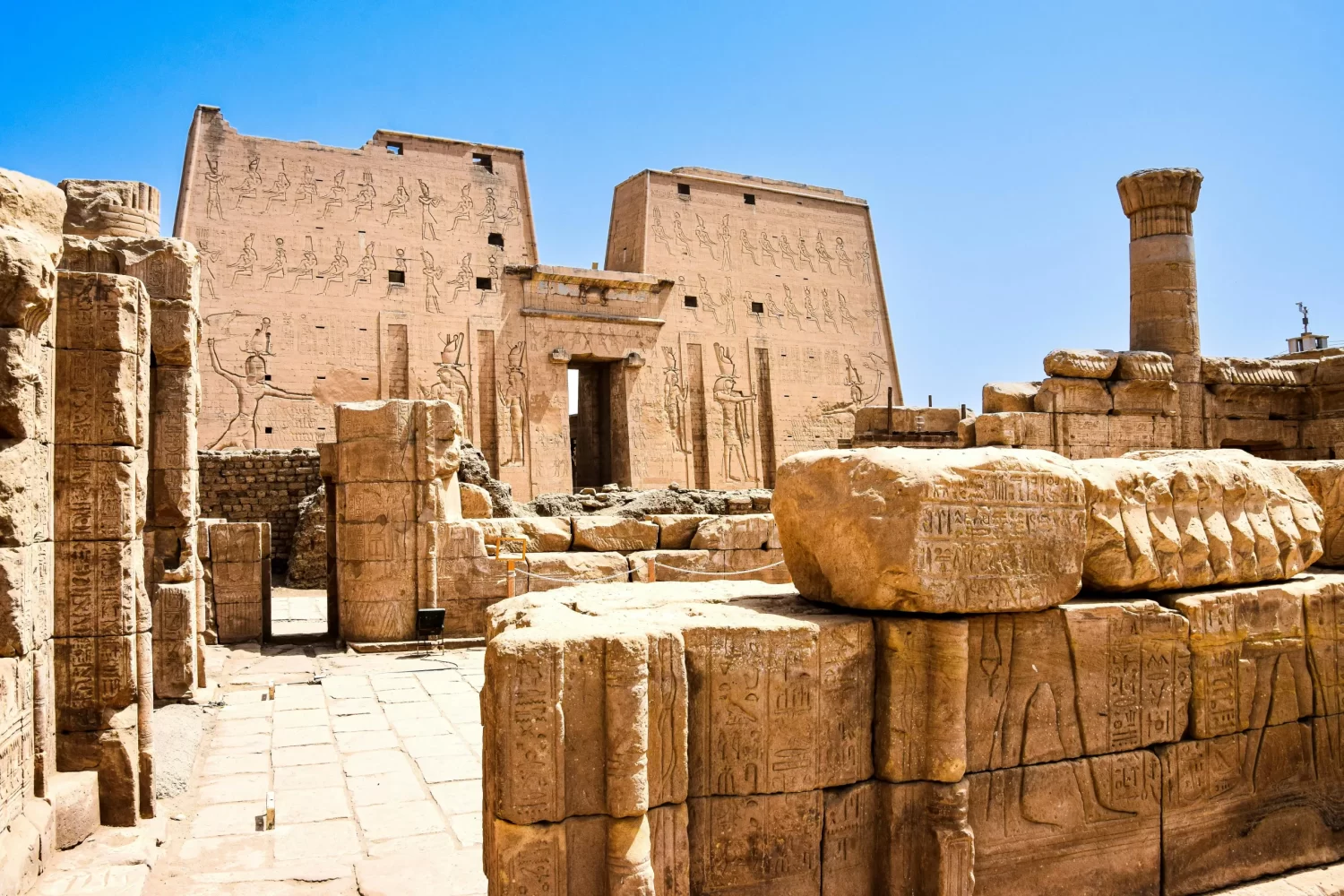 Viaje a Egipto 9 Días de Lujo: Templo de Edfu, uno de los templos mejor conservados del Antiguo Egipto