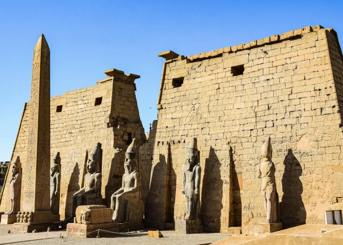 Viaje a Egipto 11 Días de Gran Lujo: Vista del Templo de Luxor iluminado, una de las grandes maravillas de Luxor y tesoros del Nilo en el recorrido clásico por Egipto.