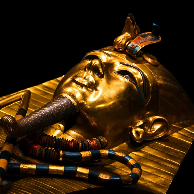 Viaje a Egipto de Lujo 10 Días, máscara dorada del rey Tutankamón en el Gran Museo Egipcio